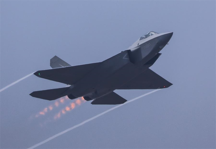 Zhuhai: ca?as furtivos da China e da Rússia encenam apresenta??o durante o Airshow China