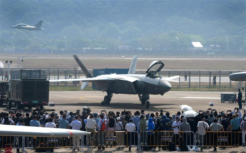 Zhuhai: ca?as furtivos da China e da Rússia encenam apresenta??o durante o Airshow China