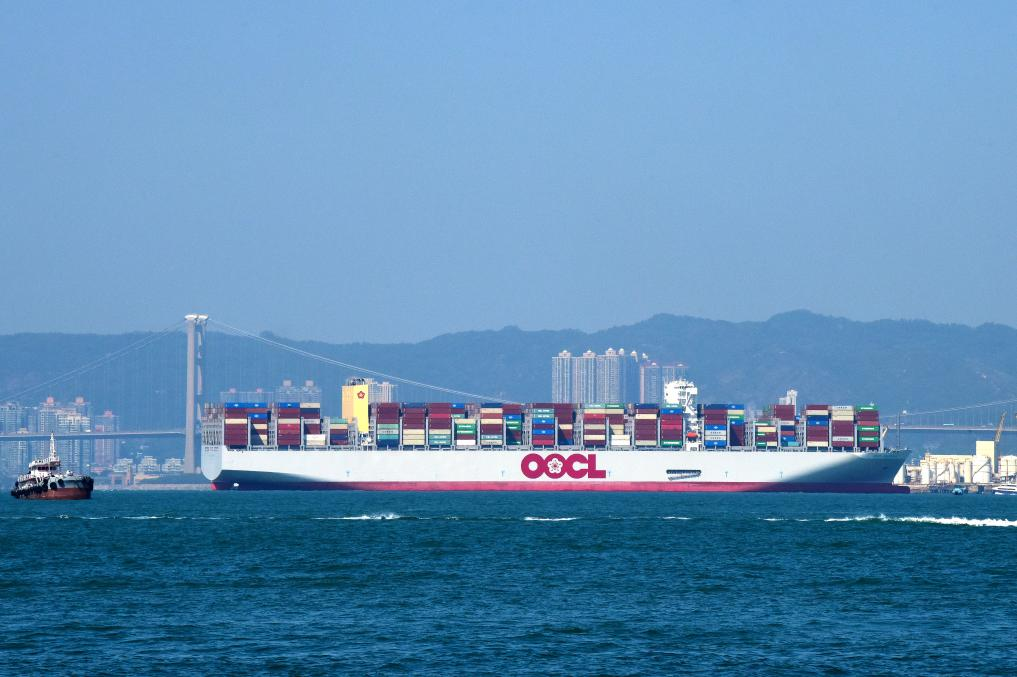2023年11月20日，一艘東方海外貨柜航運有限公司集裝箱船駛向香港貨柜碼頭。