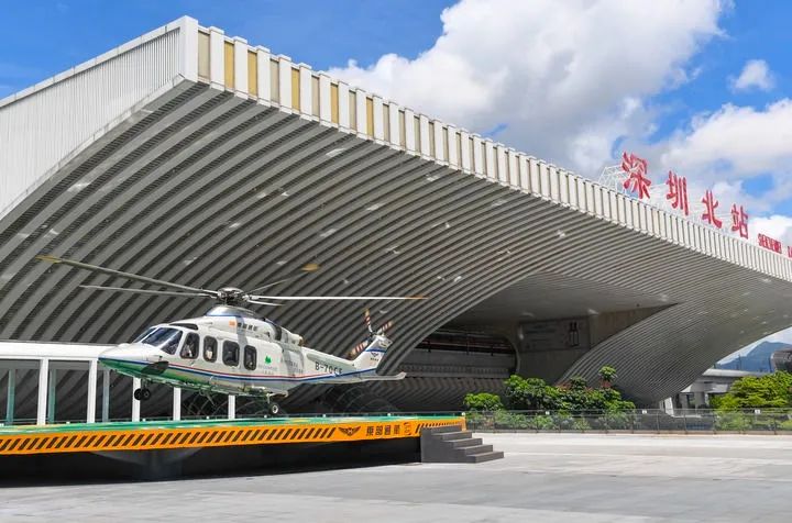 6月28日，“低空+軌道”空鐵聯(lián)運(yùn)項(xiàng)目在深圳北站樞紐東廣場正式開航。圖源：新華社