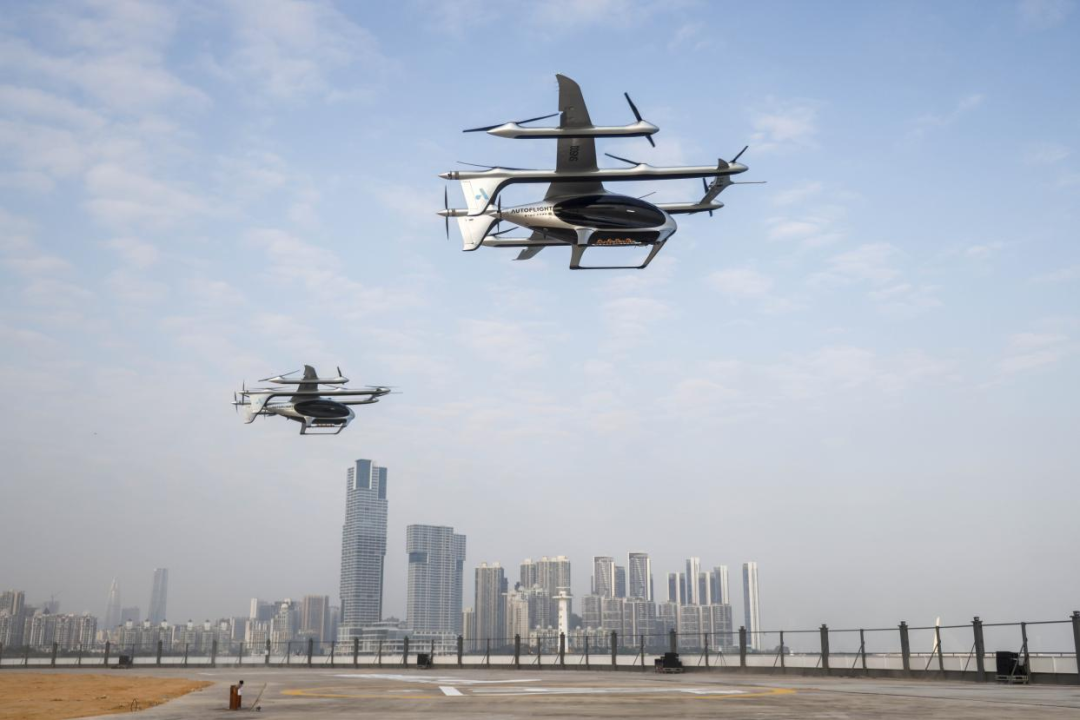 今年2月，“空中的士”eVTOL“盛世龍”完成全球首條跨海跨城eVTOL電動(dòng)垂直起降航空器航線的公開首次演示飛行。圖源：南方日報(bào)