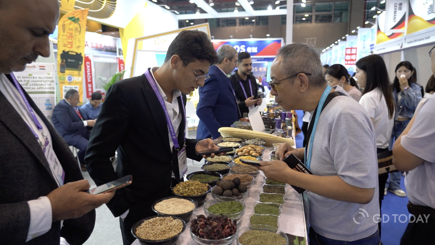 Attendees explore products and forge business partnerships at the 19th CISMEF. 曾湘星 拍攝