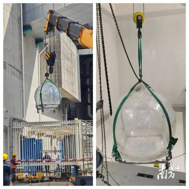 正在引入有机玻璃球，将用于盛装捕捉中微子用的神秘液体“液闪”。