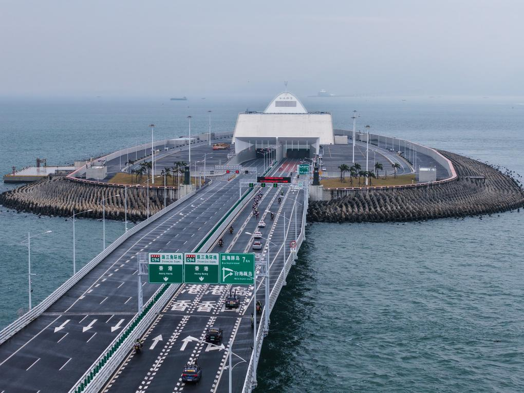 11月24日，參賽選手騎行到港珠澳大橋海底隧道西入口（無人機(jī)照片）。新華社記者 劉大偉 攝
