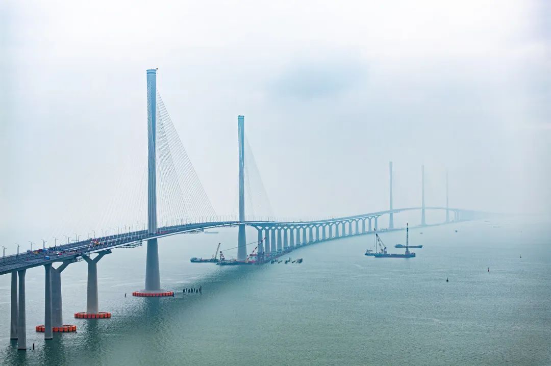 薄霧中的黃茅海跨海通道（郝笑天 攝）