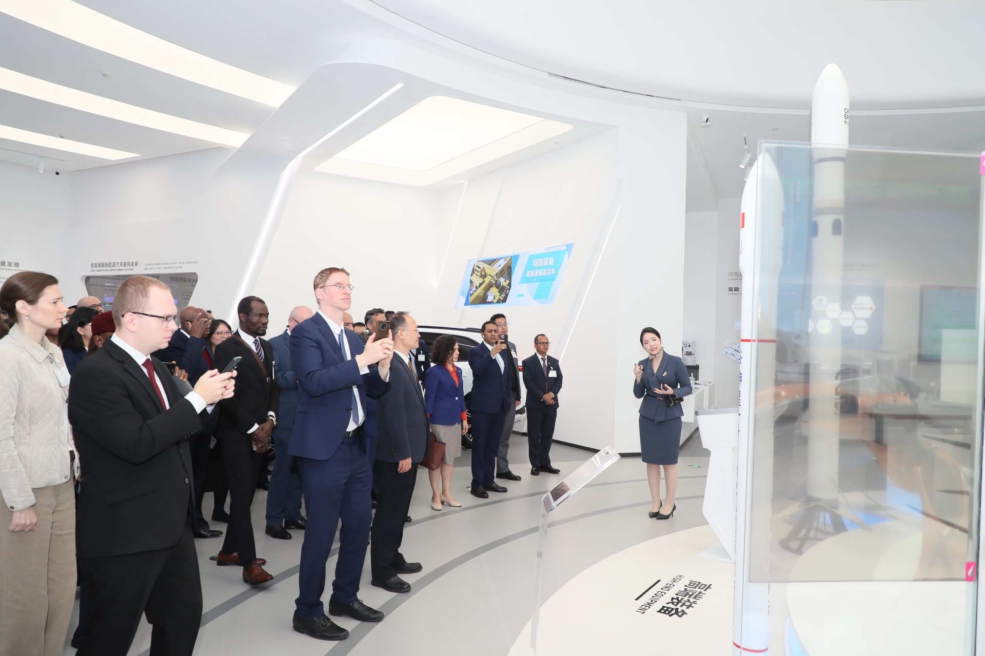 (Diplomatic delegation visiting companies in Huangpu District, Guangzhou. November 26, 2024. Photo: Li Jianfeng) 謝鴻州 拍攝