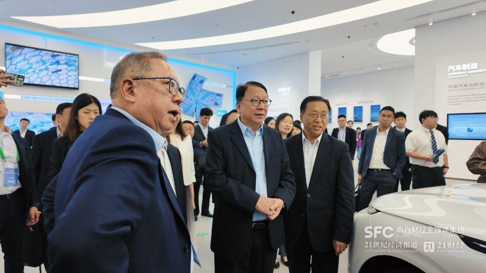 （小鵬汽車向考察團進行介紹。莊歡/攝）