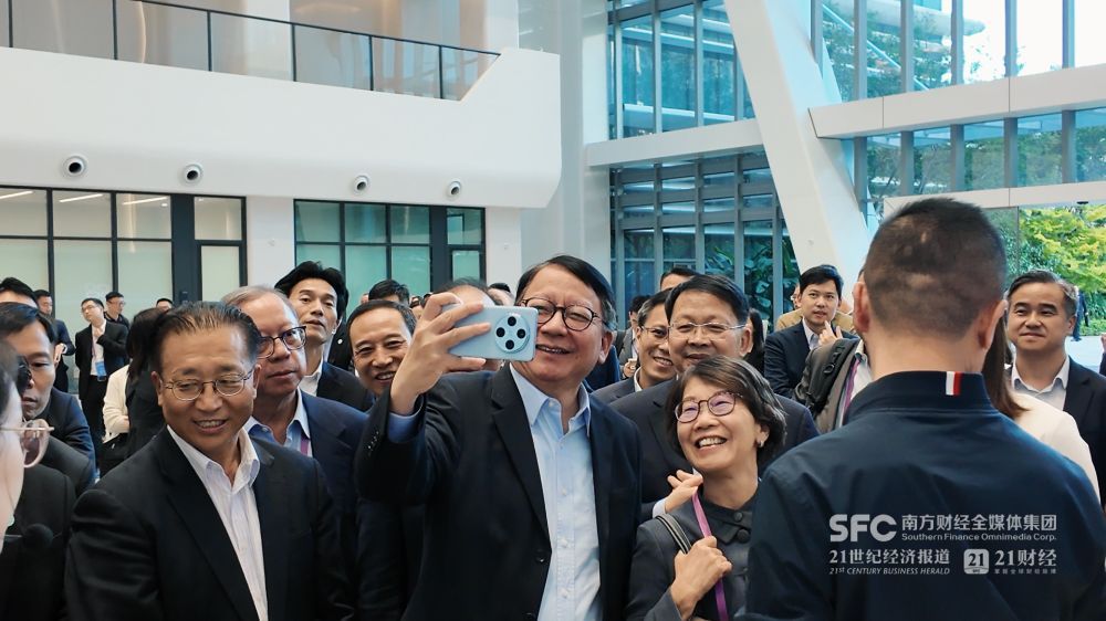 （香港特別行政區(qū)政務司司長陳國基與考察團成員自拍。莊歡/攝）