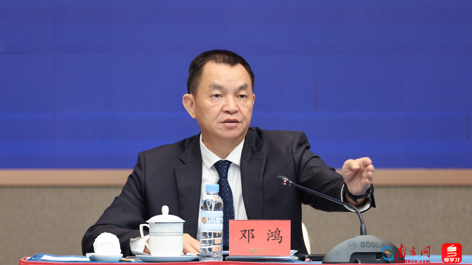 廣東省政府新聞辦公室副主任鄧鴻主持發(fā)布會。