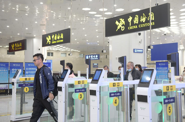 旅客从横琴口岸过关（2024年2月29日摄）。新华社记者 卢汉欣 摄