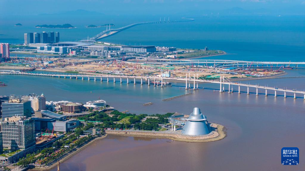 8月3日拍攝的澳門科學(xué)館（前）、澳門新城A區(qū)和港珠澳大橋（后）（無人機照片）。