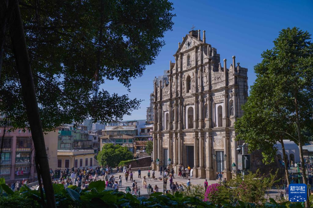 11月26日，旅客在澳門大三巴牌坊游覽。