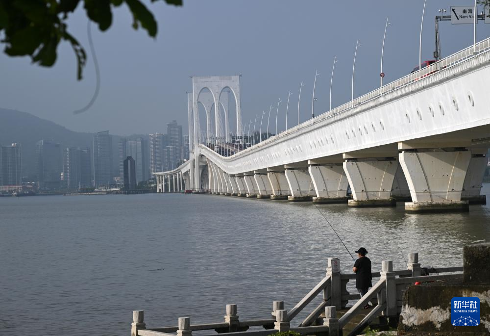 市民在澳門西灣大橋旁釣魚（11月17日攝）。