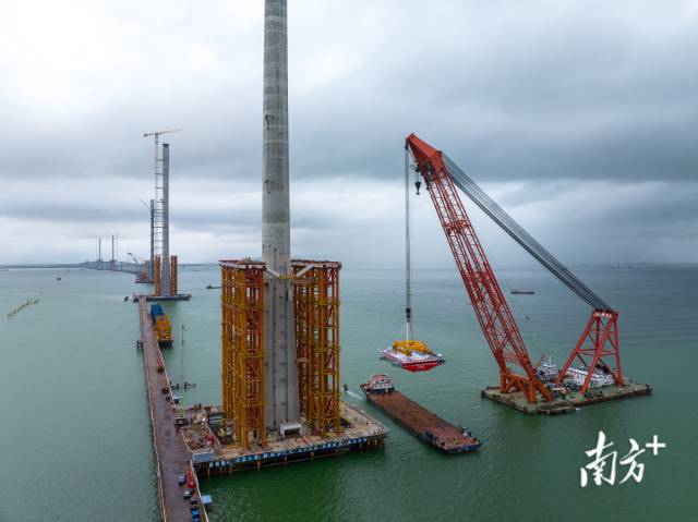 2023年8月11日，历经2小时的连续施工，黄茅海大桥西塔首榀钢箱梁完成吊装，标志黄茅海大桥上部构造施工驶入快车道。 2023年8月11日，历经2小时的连续施工，黄茅海大桥西塔首榀钢箱梁完成吊装，标志黄茅海大桥上部构造施工驶入快车道。