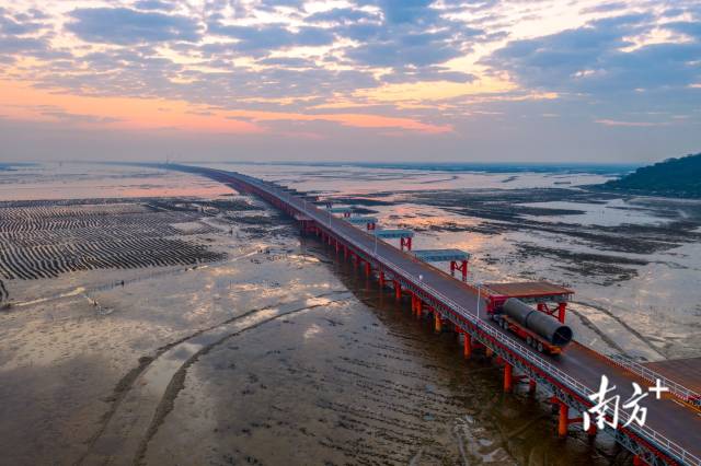 2020年9月20日，黄茅海跨海通道海上施工钢栈桥完成建设。 2020年9月20日，黄茅海跨海通道海上施工钢栈桥完成建设。