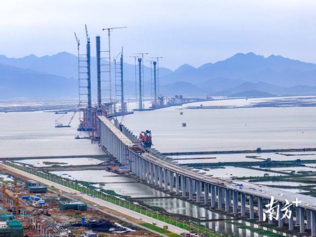 2023年4月18日，黃茅?？绾Ｍǖ理椖孔詈笠蛔魉S茅海大橋中塔順利封頂。至此，5座“小蠻腰”主塔全部封頂，標(biāo)志著項目建設(shè)進(jìn)入全新階段。