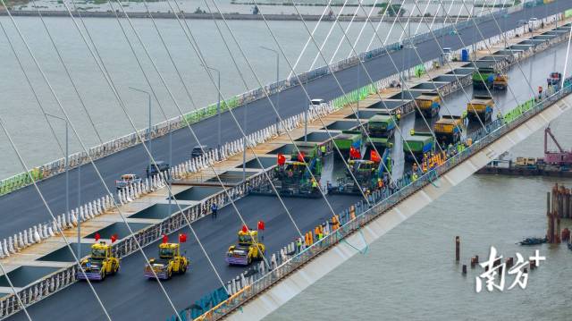 黄茅海跨海通道项目正在进行钢桥面沥青摊铺。 黄茅海跨海通道项目正在进行钢桥面沥青摊铺。