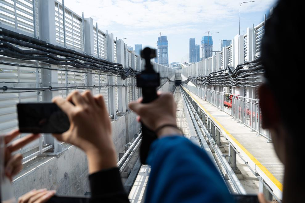  乘客乘坐澳門輕軌首班車前往橫琴站（12月2日攝）。新華社發(fā) （張金加攝）