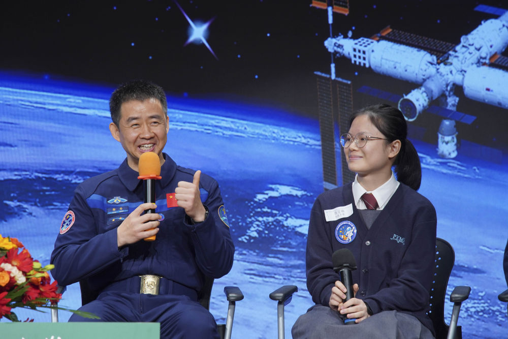 2023年11月29日，神舟十四號乘組指令長陳冬（左）在香港培僑中學與學生分享航天故事。