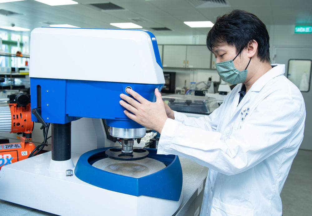 2022年10月6日，澳門科技大學月球與行星科學國家重點實驗室助理教授鄧志培在實驗室內(nèi)工作。