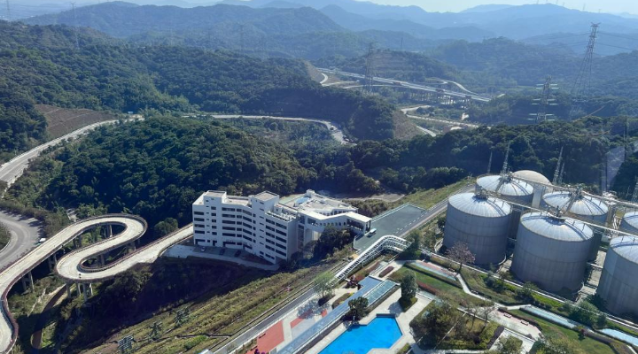 廣州市福山循環(huán)經(jīng)濟產(chǎn)業(yè)園將垃圾焚燒發(fā)電廠的煙囪開發(fā)成工業(yè)旅游觀光塔，休閑平臺設(shè)置空中咖啡廳，可一覽園區(qū)全景