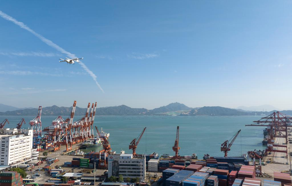 11月27日，豐翼科技（深圳）有限公司的一架無(wú)人機(jī)搭載著快件從珠海飛抵深圳蛇口集裝箱碼頭附近的起降點(diǎn)。新華社記者 毛思倩 攝