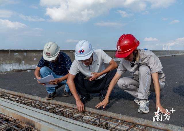 9月27日，黃茅海跨海通道上，馬倩倩正在陪同業(yè)主驗(yàn)收伸縮縫。