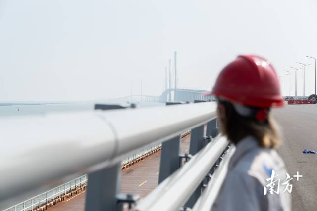 9月27日，馬倩倩望向正在建設(shè)中的黃茅海跨海通道。