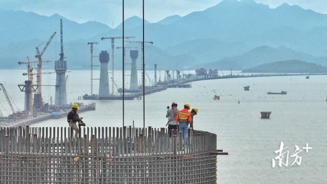 2022年10月20日，黃茅?？绾Ｍǖ揽刂菩怨?jié)點(diǎn)——黃茅海大橋和高欄港大橋兩座主橋的5座主塔正在“節(jié)節(jié)攀升”。  