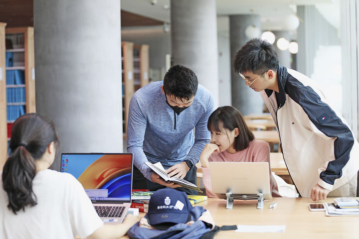 香港科技大學（廣州）紅鳥碩士班的同學在一起討論（2024年2月攝）。新華社發(fā)