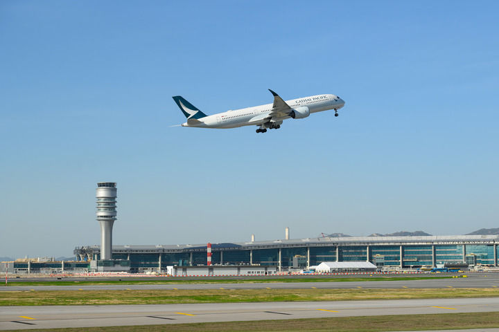 香港國(guó)際機(jī)場(chǎng)三跑道系統(tǒng)正式啟用后，一架飛機(jī)從中跑道起飛（2024年11月28日攝）。新華社發(fā)