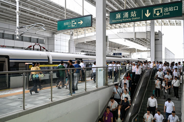 首趟運(yùn)行的佛莞城際鐵路列車停靠東莞麻涌站（2024年5月26日攝）。廣佛南環(huán)、佛莞城際鐵路與佛肇城際、莞惠城際相連，形成全長(zhǎng)258公里的粵港澳大灣區(qū)最長(zhǎng)的城際鐵路。新華社記者 劉大偉 攝