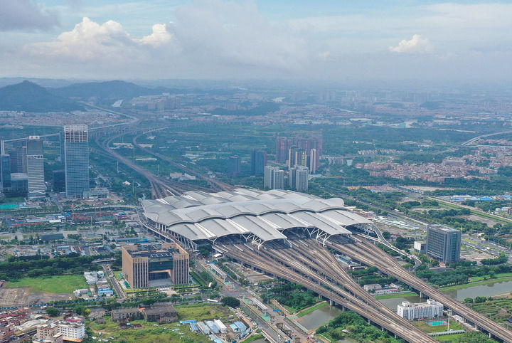 廣州南站（2024年6月23日攝，無(wú)人機(jī)照片）。從這里出發(fā)，乘坐廣深高鐵只需48分鐘，就能抵達(dá)香港市中心的西九龍站。新華社記者 劉大偉 攝
