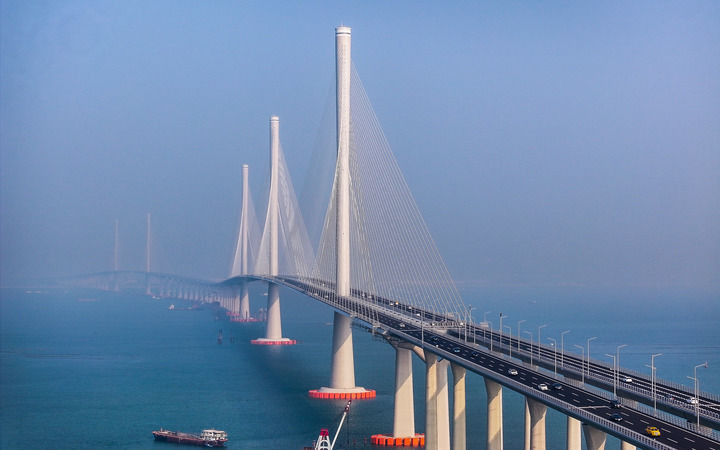 黃茅海跨海通道正式通車后，車輛行駛在黃茅海大橋上（2024年12月11日攝，無(wú)人機(jī)照片）。新華社記者 劉大偉 攝