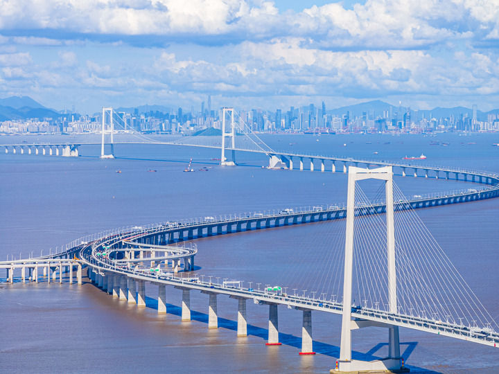 車輛行駛在深中通道上（2024年7月3日攝，無(wú)人機(jī)照片）。新華社記者 毛思倩 攝