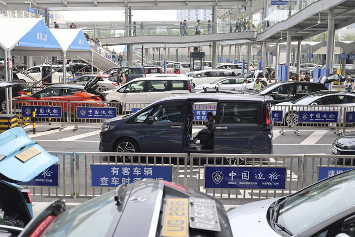 車輛在港珠澳大橋珠海公路口岸等待通關(guān)（2024年4月4日攝）。新華社發(fā)（王相國(guó) 攝)