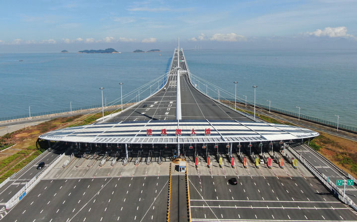 在珠海拍攝的港珠澳大橋入口（2023年12月15日攝，無(wú)人機(jī)照片）。新華社記者 鄧華 攝