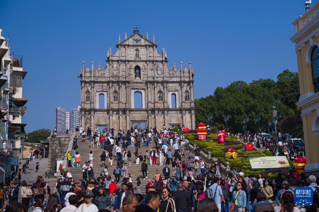 12月7日，人們在澳門大三巴牌坊游覽。新華社發(fā)（張金加 攝）