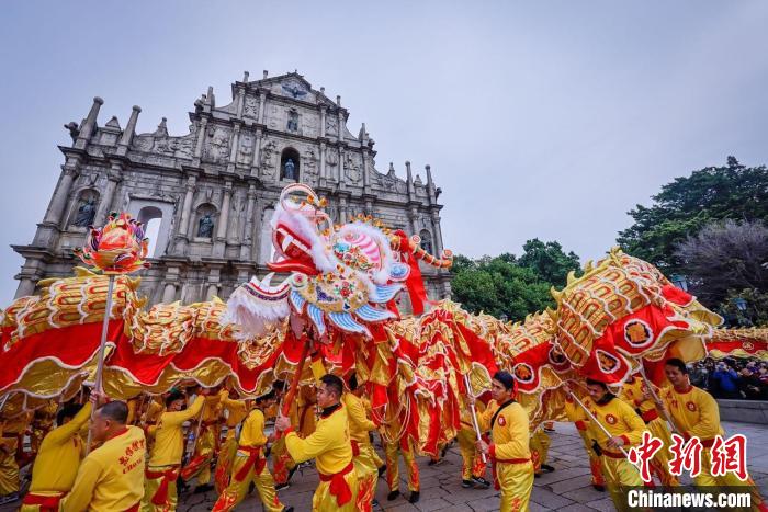 2024年2月10日(農(nóng)歷大年初一)，澳門特區(qū)政府旅游局在大三巴牌坊及議事亭前地共同舉辦“歡樂春節(jié)——2024年龍騰舞躍賀新春”社區(qū)巡演活動。澳門特區(qū)政府新聞局 供圖