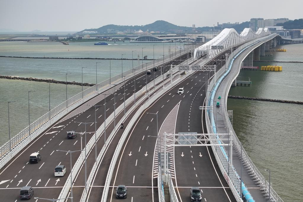  2024年10月1日拍攝的澳門大橋（無人機(jī)照片）。新華社發(fā)（梁建華 攝）