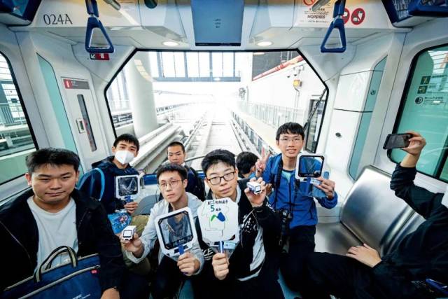 12月2日，市民搭乘澳门轻轨前往横琴站。图/新华