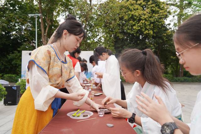 廣東羅浮山景區(qū)憑借“文旅融合新畫卷：非遺點亮羅浮之旅”的“文旅+非遺”模式，成功入選風景名勝區(qū)文旅融合典型案例
