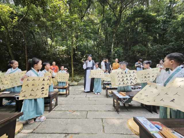 廣東羅浮山景區(qū)憑借“文旅融合新畫卷：非遺點亮羅浮之旅”的“文旅+非遺”模式，成功入選風景名勝區(qū)文旅融合典型案例
