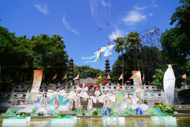 廣東羅浮山景區(qū)憑借“文旅融合新畫卷：非遺點亮羅浮之旅”的“文旅+非遺”模式，成功入選風景名勝區(qū)文旅融合典型案例