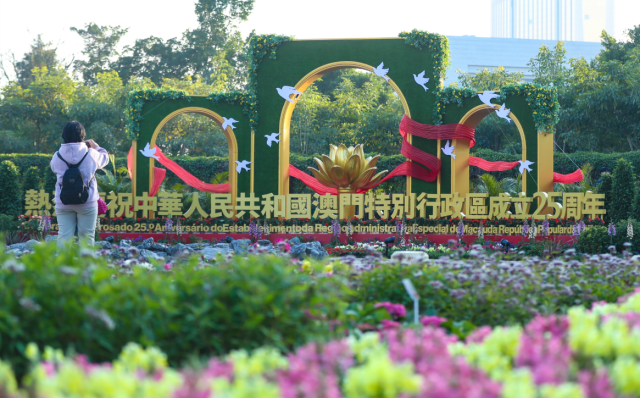 12月17日，市民在澳門一處慶?；▔芭恼?。新華社發(fā)