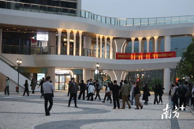  采訪團走進“澳門新街坊”。