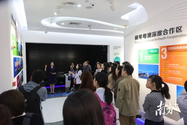 人們赴橫琴粵澳深度合作區(qū)展廳了解合作區(qū)建設(shè)情況。 人們赴橫琴粵澳深度合作區(qū)展廳了解合作區(qū)建設(shè)情況。