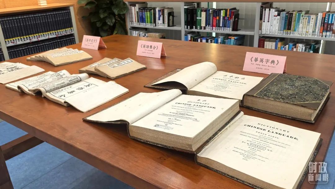 △澳門科技大學(xué)圖書館館藏珍貴書籍。（總臺央視記者黎兵拍攝）