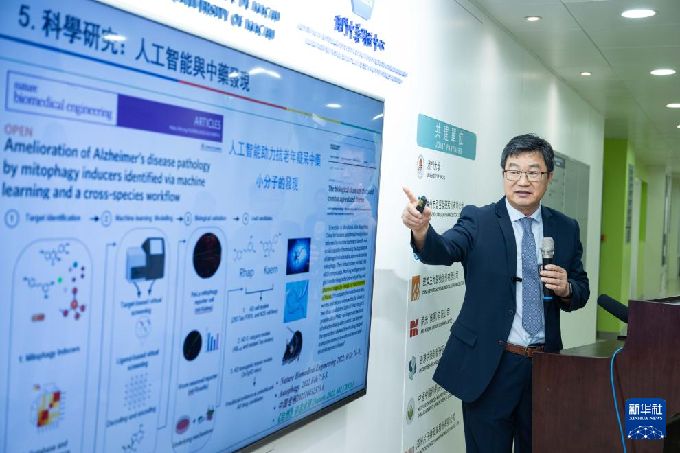 6月17日，中藥質(zhì)量研究國家重點實驗室（澳門大學）主任、澳門大學中華醫(yī)藥研究院院長陳新介紹實驗室情況。新華社記者 張金加 攝