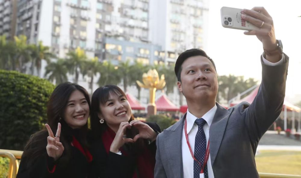 12月20日，澳門特別行政區(qū)政府隆重舉行升旗儀式，慶祝澳門回歸祖國25周年?！? title=